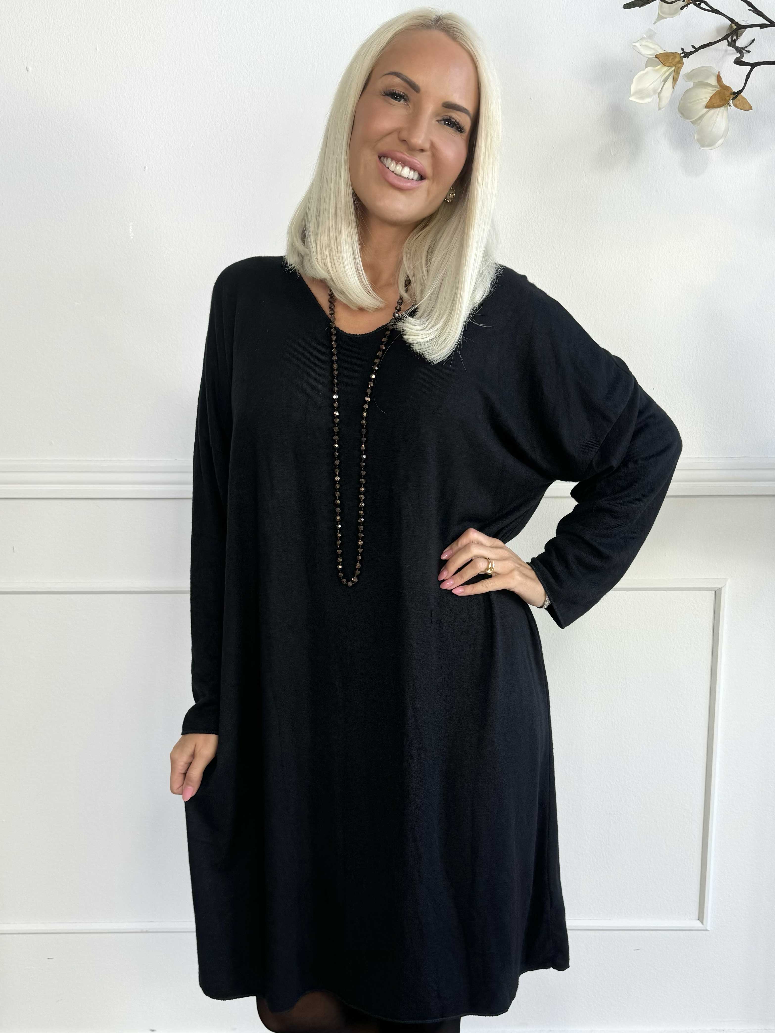 Djamila Long - Klänning i megamjuk viskos med v-ringning